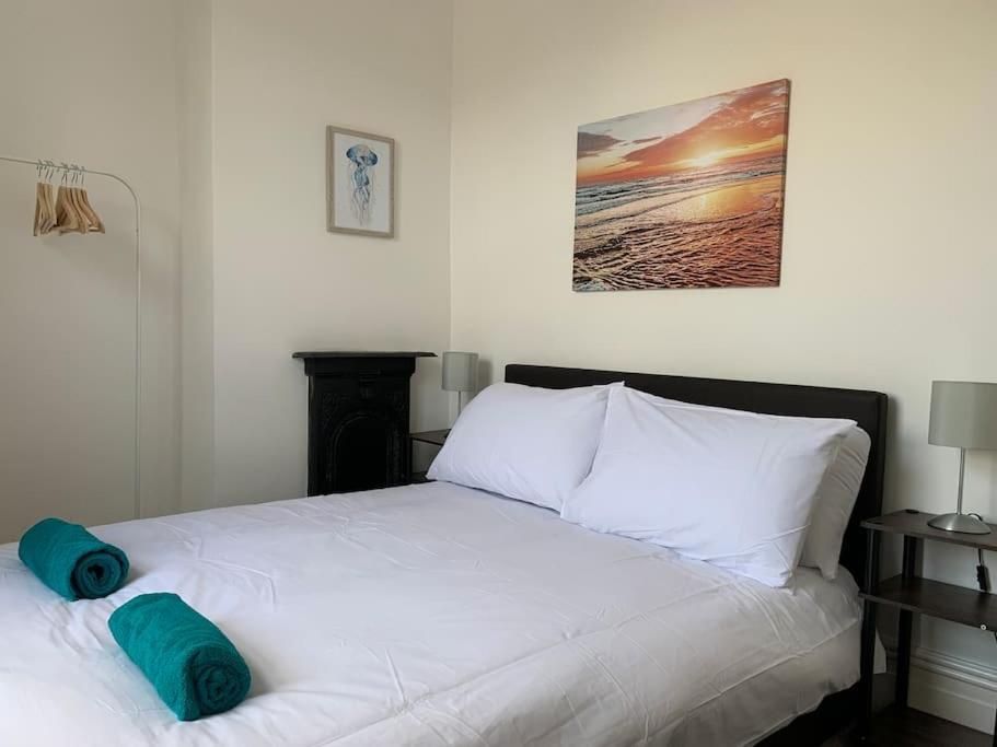 2 Double Bedroom Flat, Central Location 布里斯托 外观 照片