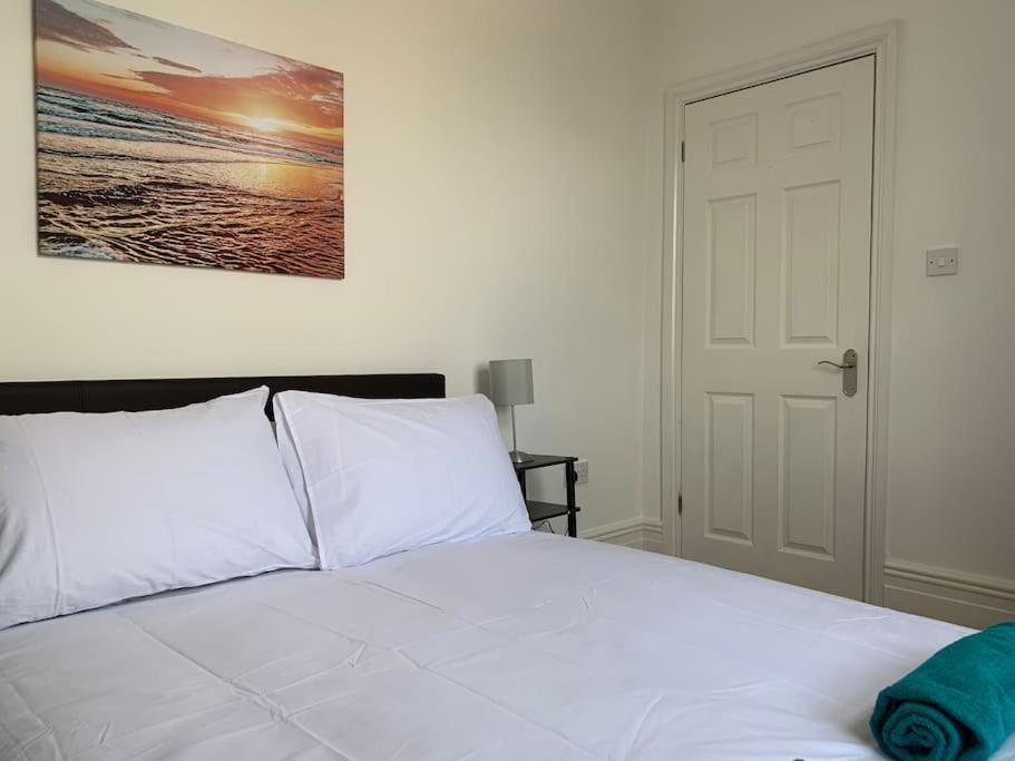 2 Double Bedroom Flat, Central Location 布里斯托 外观 照片
